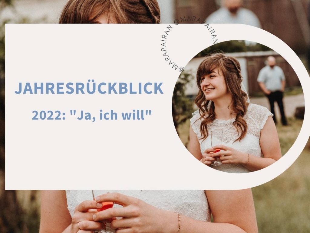 Schriftzug "Jahresrückblick 2022" Braut und im Hintergrund eine unscharfe Person