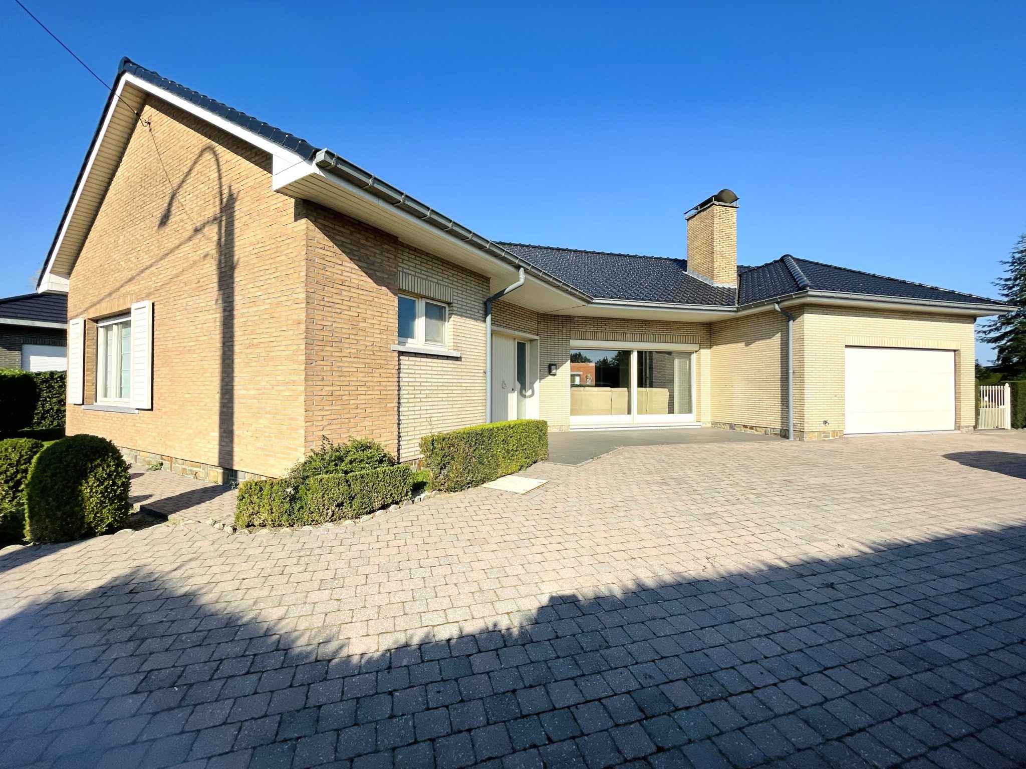 Open bebouwing-bungalow-te-huur-Verrebroek-Marcel-Vastgoed-Waasland-twee-slaapkamers-terras-tuin-garage-oprit-landelijk