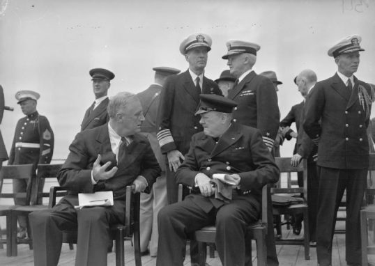 Hochgeheimes Treffen zwischen Roosevelt und Churchill and Bord der HMS Prince of Wales (Quelle: commons.wikimedia.org)