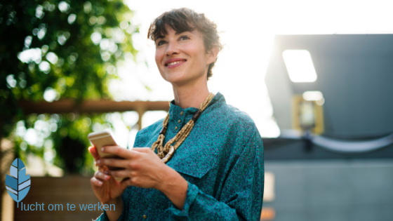 vrouw met iphone werkgeluk