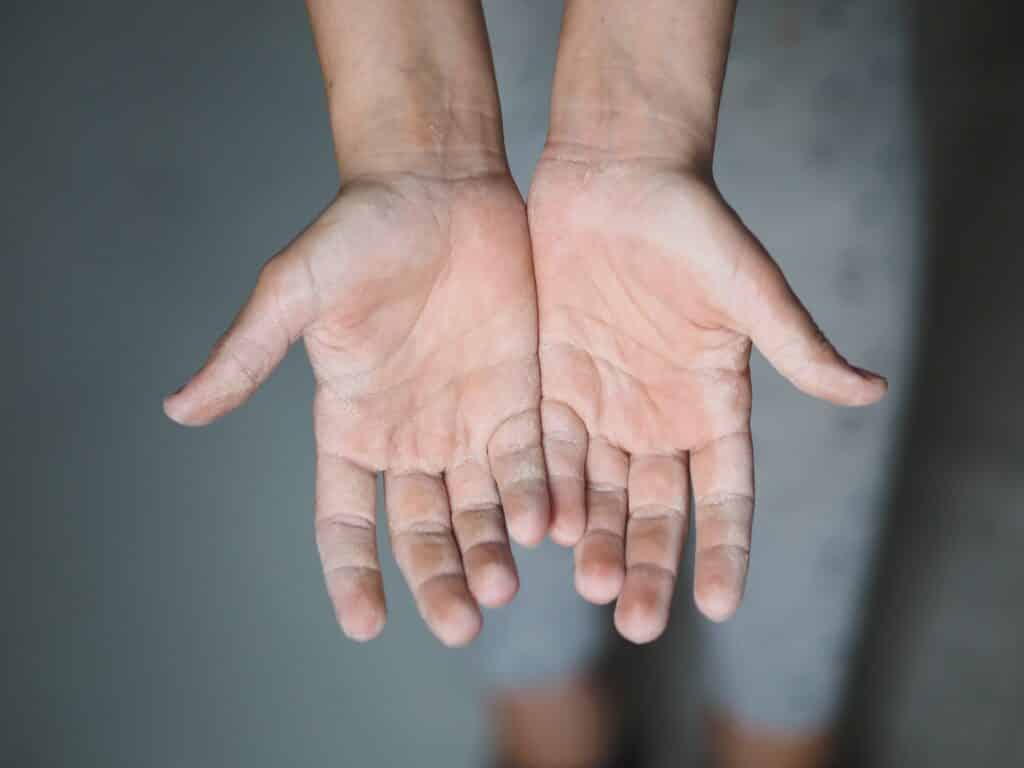 mains tendues prêtes à recevoir