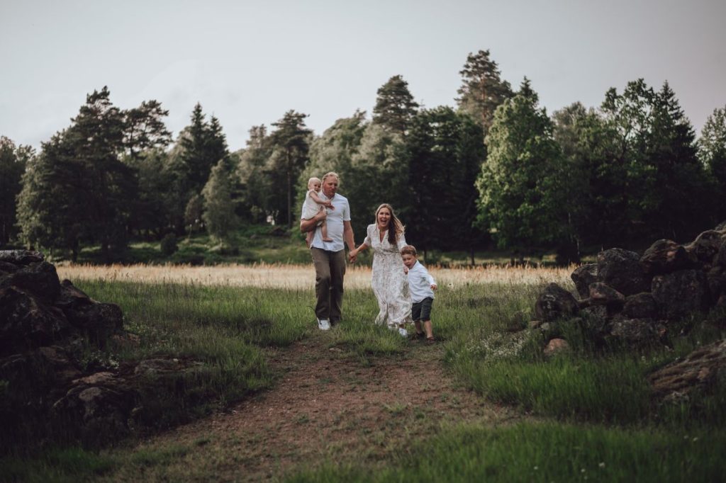 Avslpannad och rörlig familjefotografering i naturen
