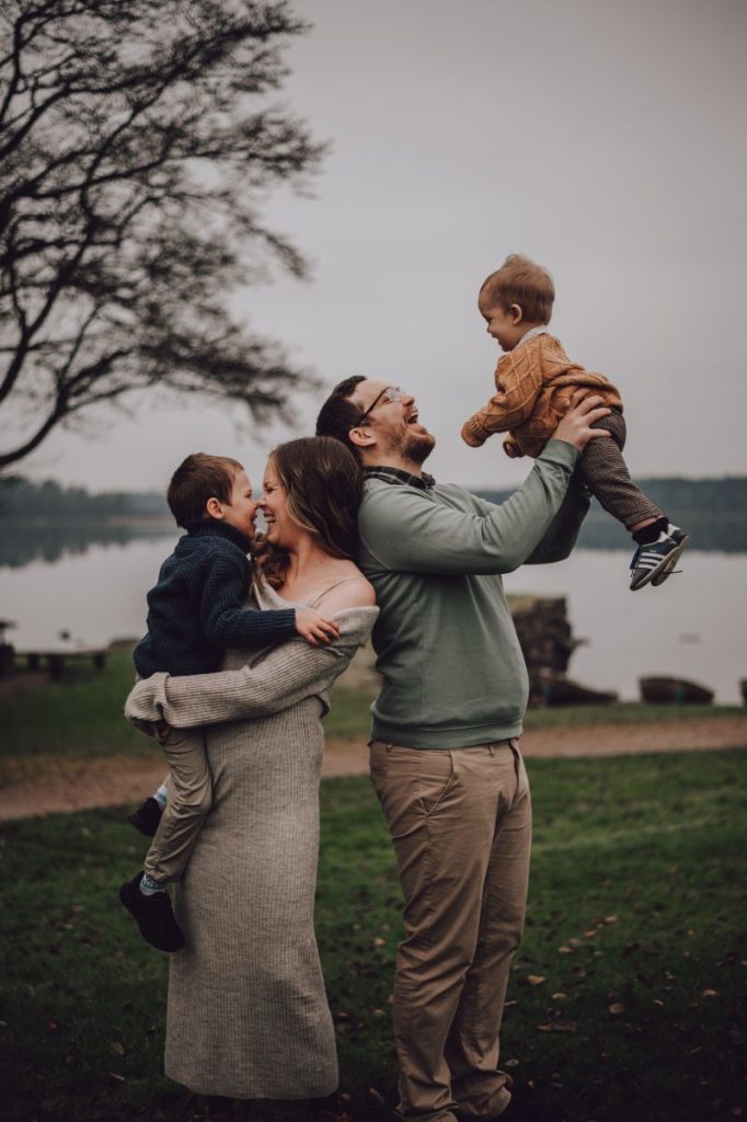rolig och avslappnad familjefotografering i hofsnäs