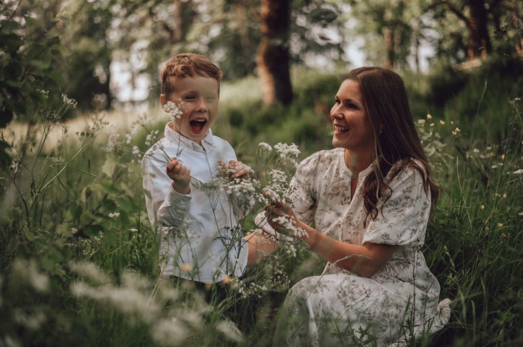 Glad och avslappnad familjefotografering med blommor
