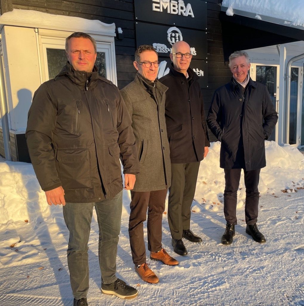 A group picture of CEO Børge Nogva with representatives from Anlegg og Marine Service and Baumüller Anlagen-Systemtechnik GbmH & Co.