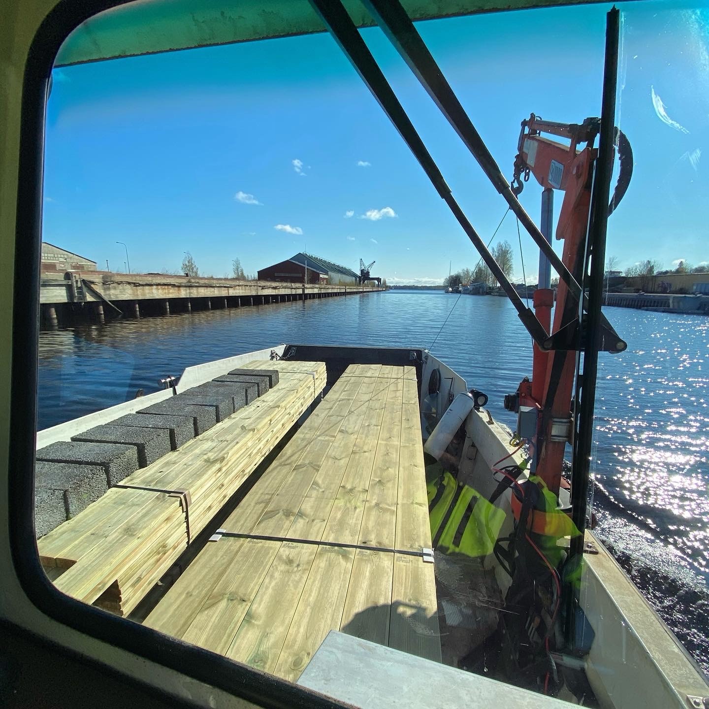 Godmorgon, idag &auml;r vi ute p&aring; uppdrag. 🛥️ 
&Aring;ter p&aring; kontoret efter lunch, ni n&aring;r oss som vanligt alltid p&aring; 026-126666 📞 🫡