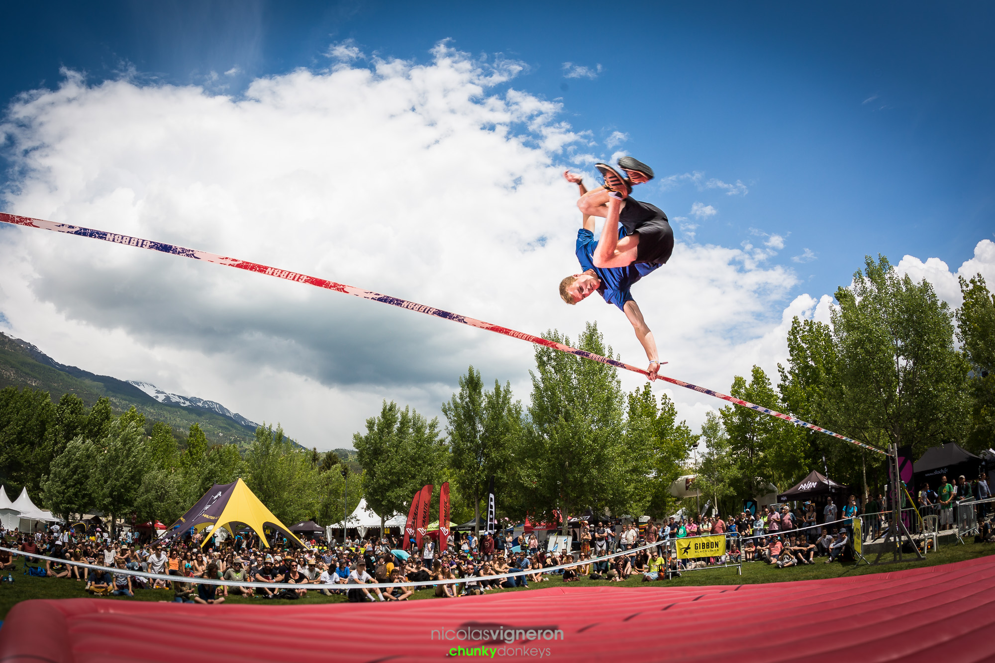 Marius Kitowski bei einem Salto auf einer Slackline Show