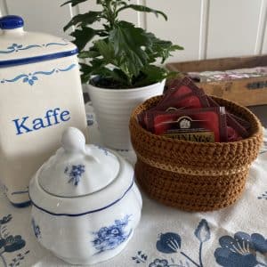 Liten heklet kurv, mellombrun