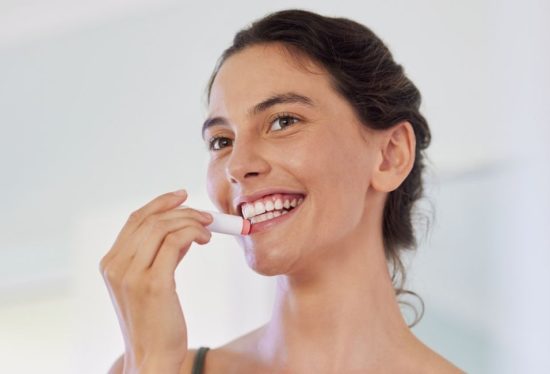 Testsieger Lippenpflege: Warum teure Marken floppen und No-Names deine Lippen retten