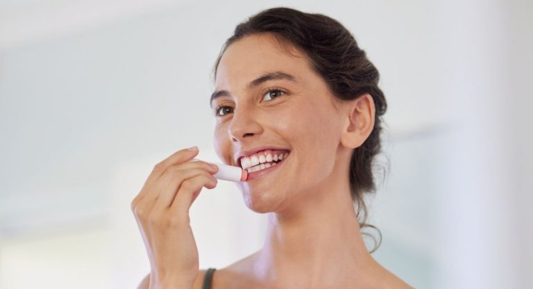 Testsieger Lippenpflege: Warum teure Marken floppen und No-Names deine Lippen retten