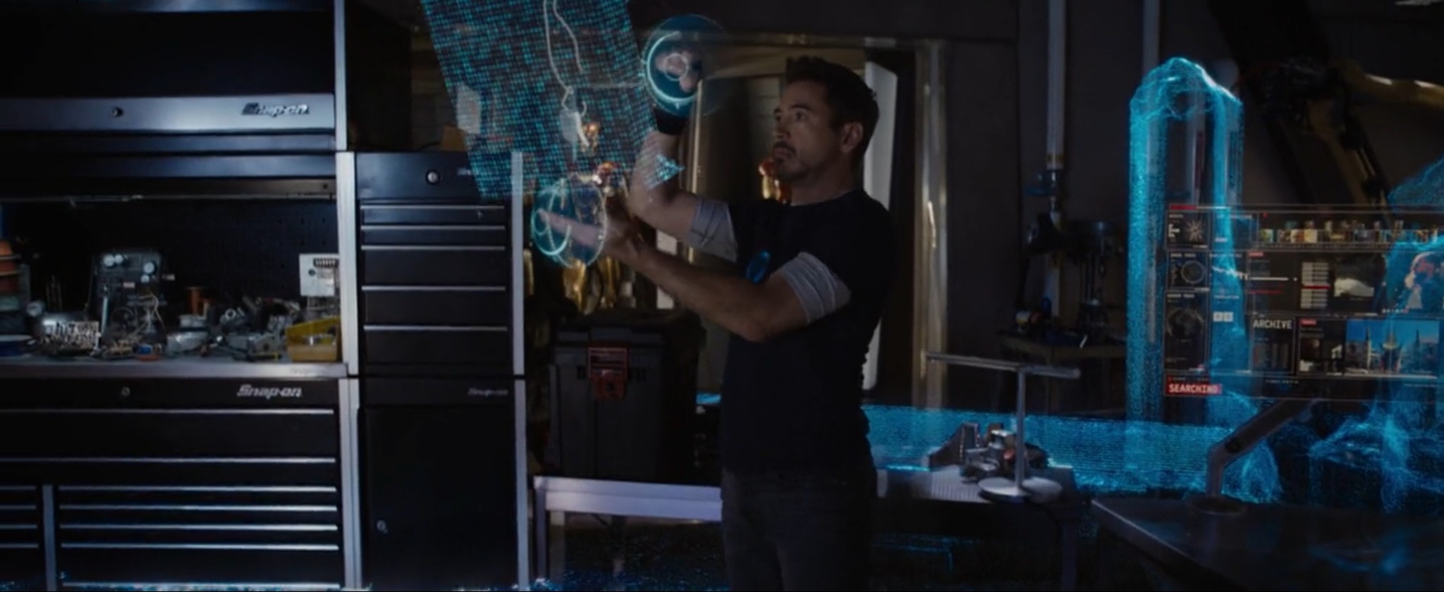 1 момент технологии. Гараж Тони Старка Железный человек 3. Тони Старк технологии голограмма. Тони Старк в гараже.
