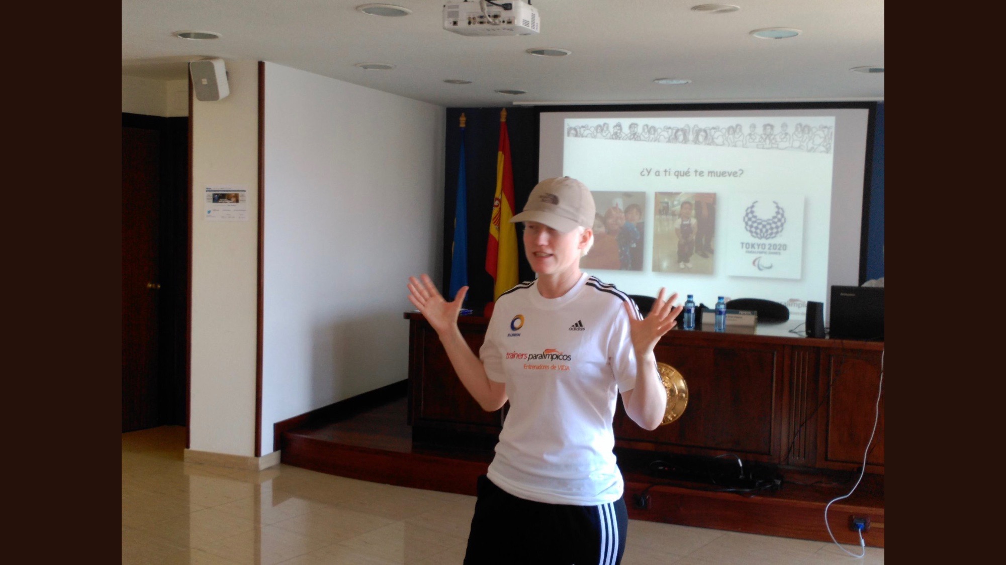 Marta Arce dando una conferencia