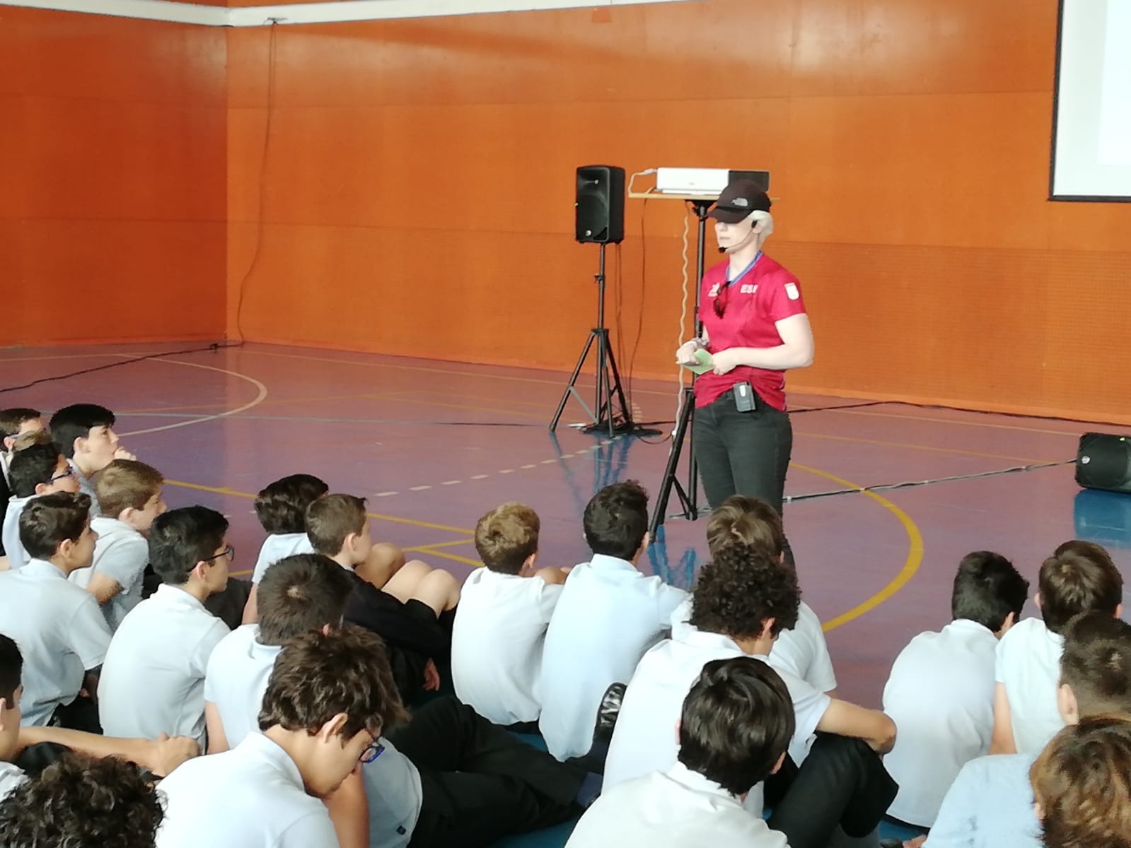 Marta Arce dando una conferencia en un colegio con niños.