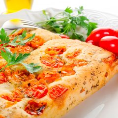 focaccia de tomate y orégano