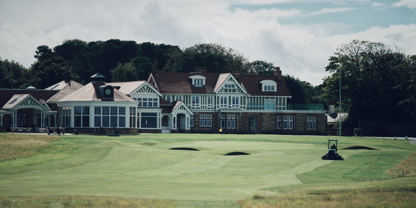 Muirfield var under många år en klubb endast för män. Men nu har man både kvinnliga medlemmar och har arrangerat Women's British Open.