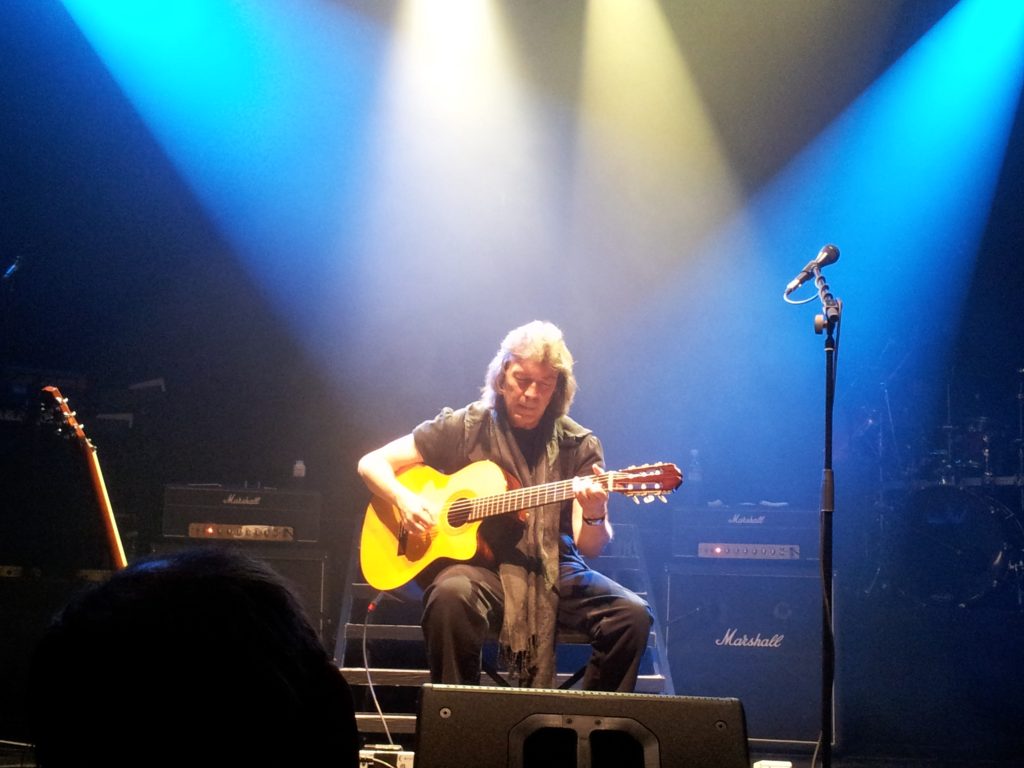 Steve Hackett er en glimrende gitarist. Det er rammene rundt som blir feil. Her spiller han Supper's Ready.