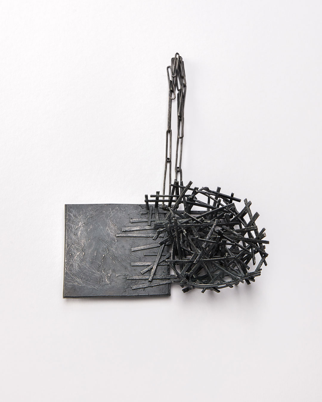 Iris Bodemer, Gegenüberstellung 1 (Juxtaposition 1), 2019, pendant; silver, thermoplastic, 90 x 140 x 40 mm, €4250