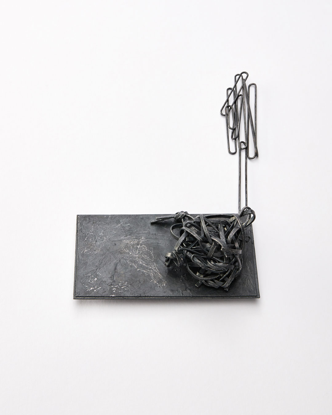 Iris Bodemer, Gegenüberstellung 2 (Juxtaposition 2), 2019, pendant; silver, thermoplastic, 70 x 130 x 40 mm, €4000