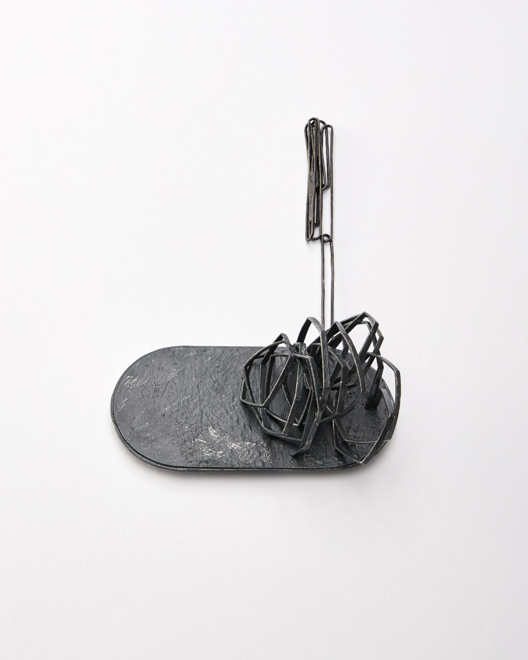 Iris Bodemer, Gegenüberstellung 3 (Juxtapositie 3), 2019, hanger; zilver, thermoplast, 65 x 135 x 50 mm, €4000