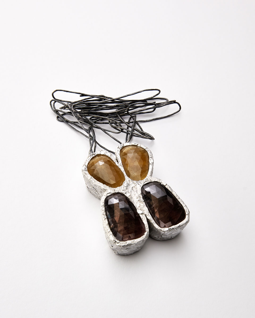 Iris Bodemer, Ordnung 1 (Array 1), 2019, pendant; aluminium, sapphire, silver, 90 x 65 x 25 mm, €4250