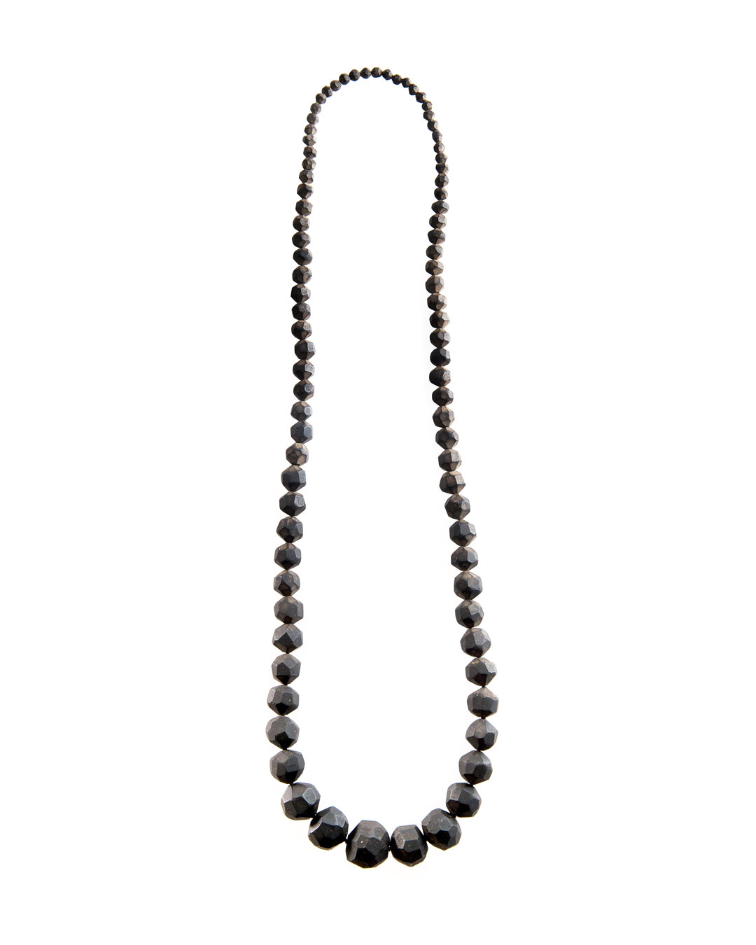 Carmen Hauser, Entelechie (Entelechy), 2016, necklace; soil, resin, yarn, 600 x 170 x 35 mm, €1210