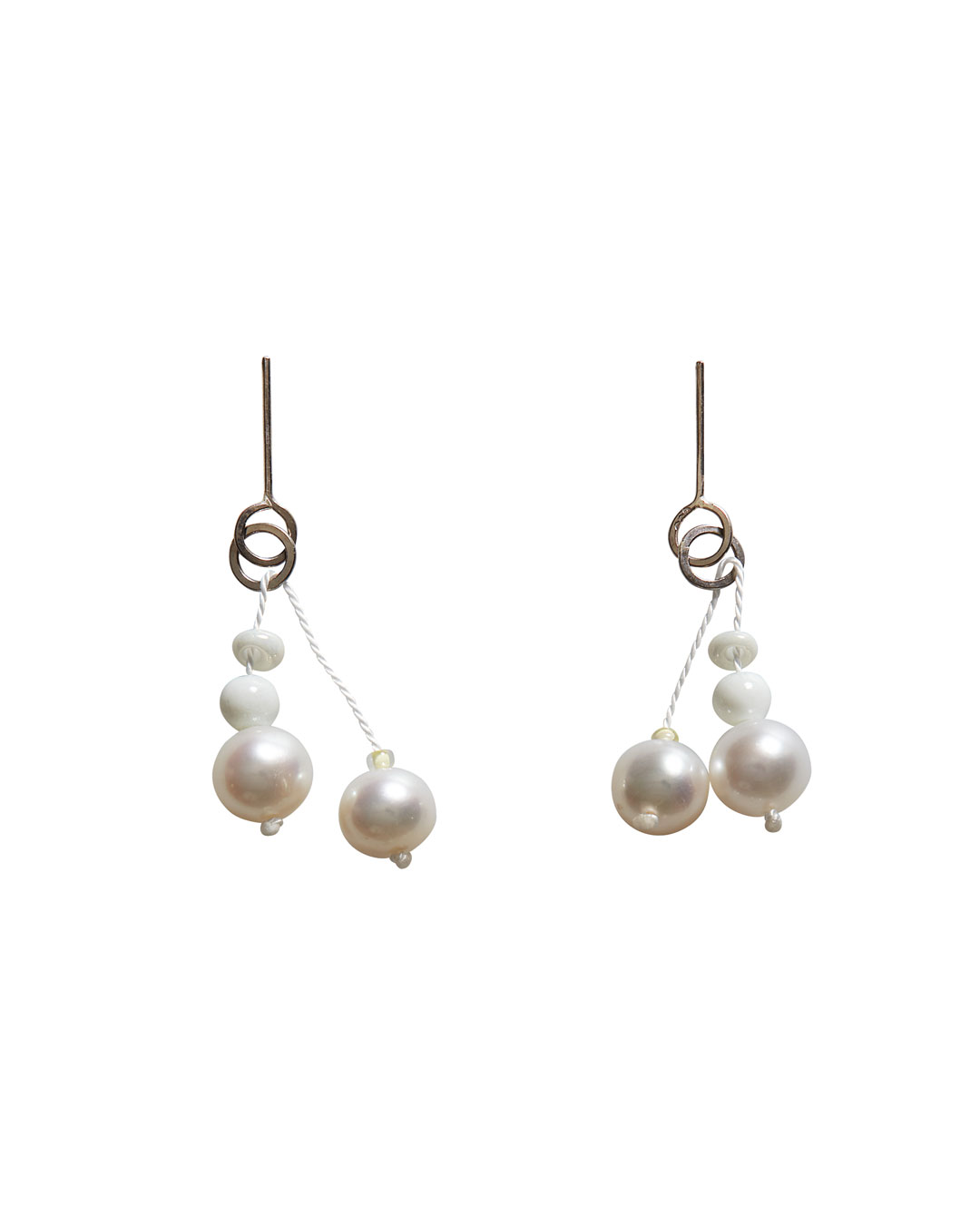 Annelies Planteijdt, Mooie stad - Witte water, 2020, oorsieraden; zoetwaterparels, porselein, Japanse glaskralen, witgoud, garen, zilver, 25 mm, €275
