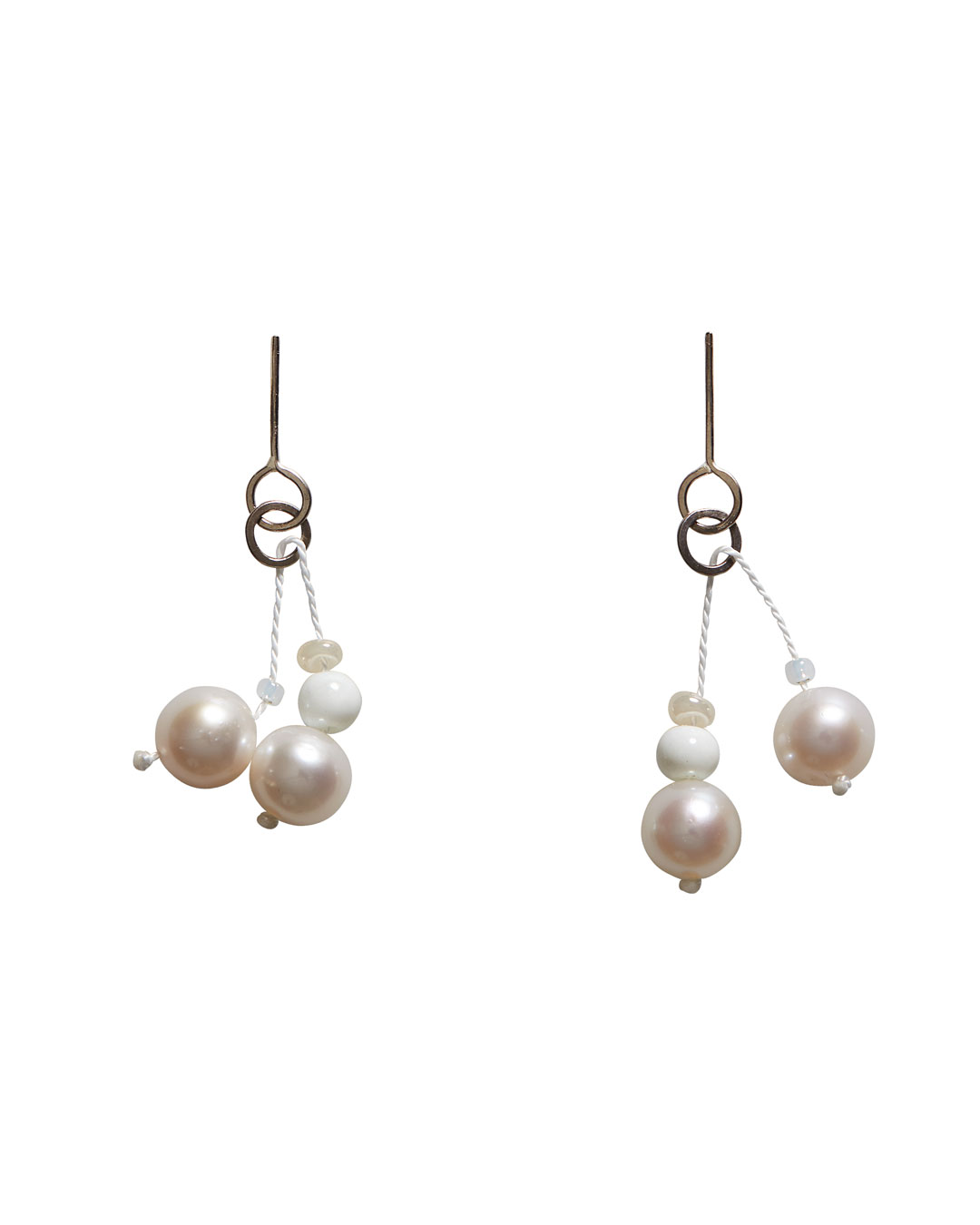Annelies Planteijdt, Mooie stad - Witte water, 2020, oorsieraden; zoetwaterparels, porselein, Japanse glaskralen, witgoud, garen, zilver, 25 mm, €275