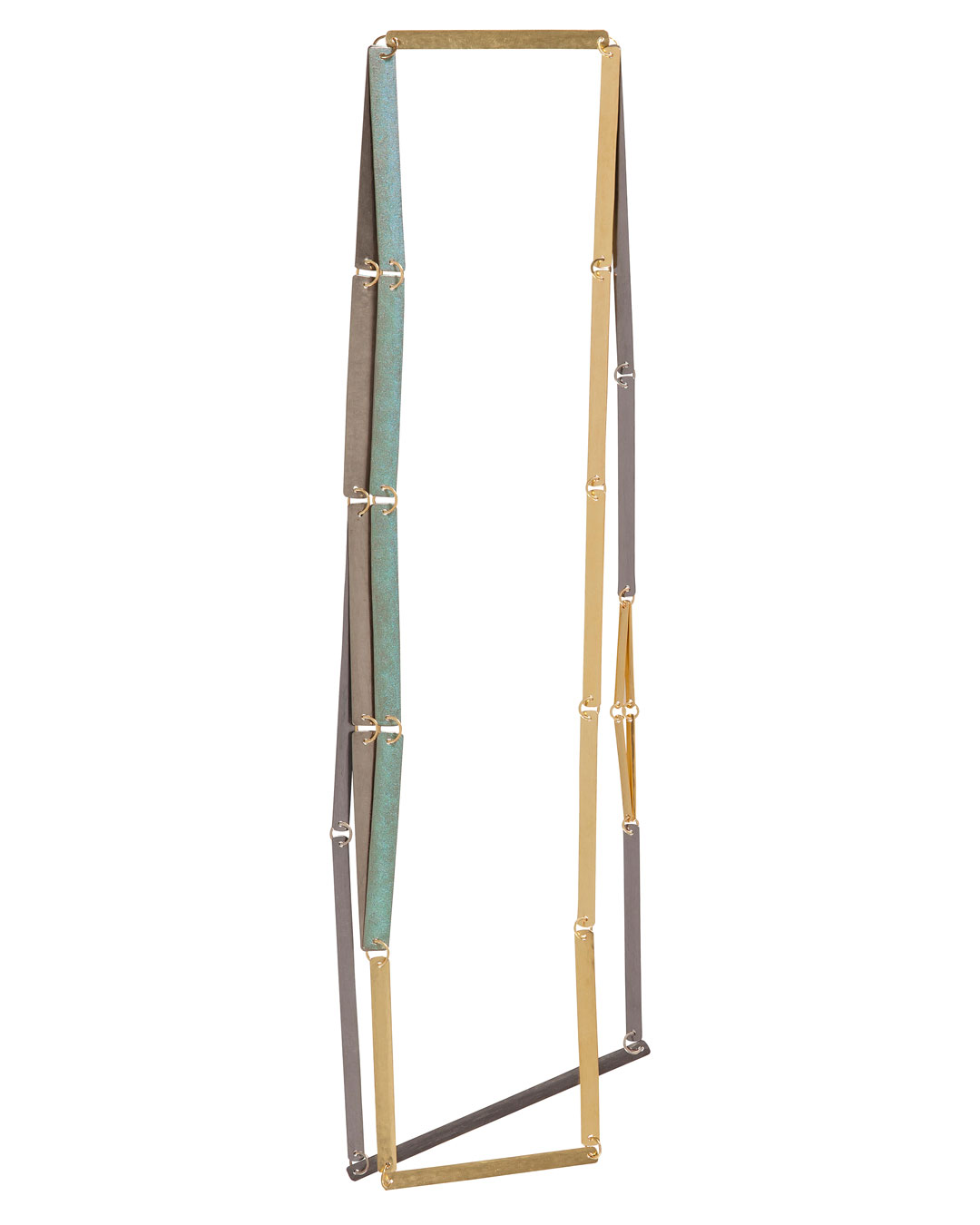 Annelies Planteijdt, Mooie stad - Collier en theedoeken, 2017, ketting; goud, tantalium, titanium, pigment, 180 x 360 mm, €7450 (afbeelding 2/3)