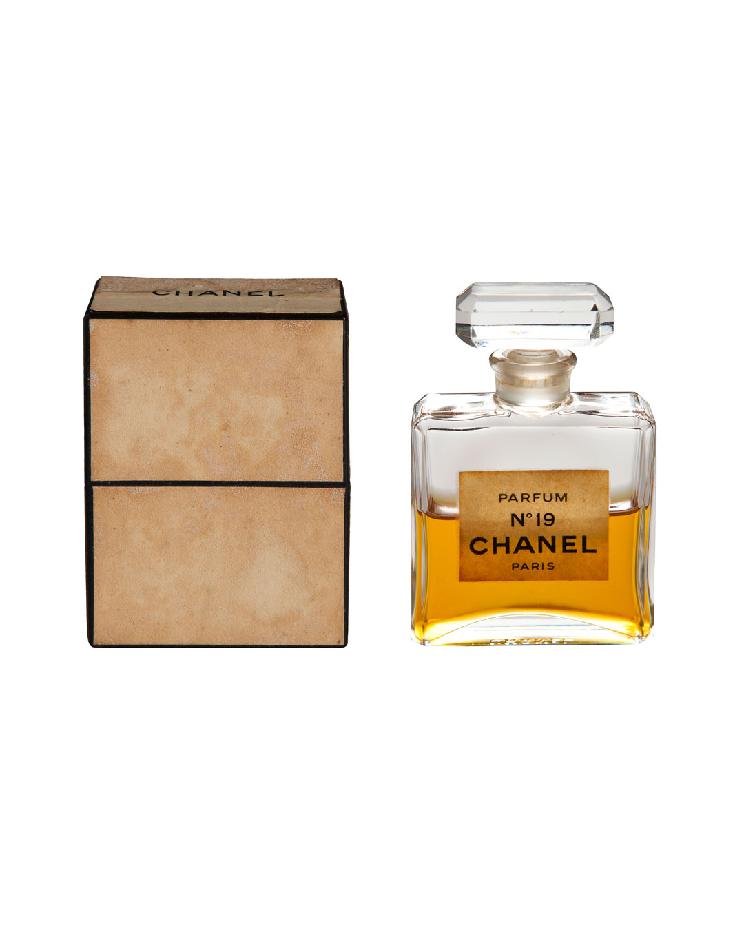 Annelies Planteijdt, Mooie stad – Collier en Chanel no.19, 2017, flesje Chanel no.19 (afbeelding 3/3)