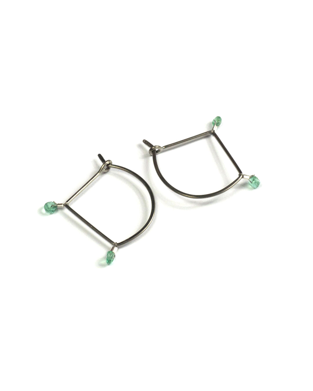 Annelies Planteijdt, Kristallen met smaragd, 2017, oorsieraden; goud, smaragd, 22 x 20 x 2 mm, €210