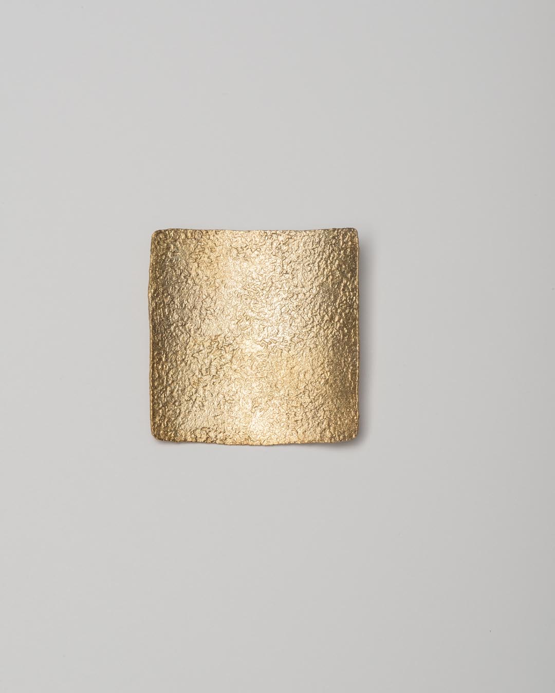 Yasuki Hiramatsu, untitled, brooch; gold-plated silver, 46 x 48 x 6 mm