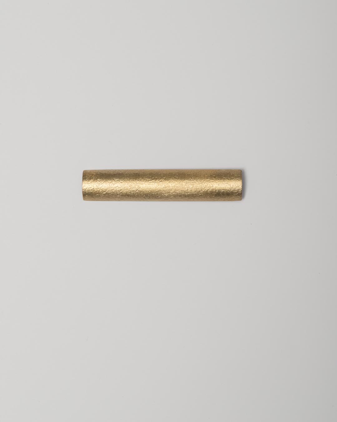 Yasuki Hiramatsu, untitled, brooch; gold-plated silver, 14 x 72 x 4.5 mm