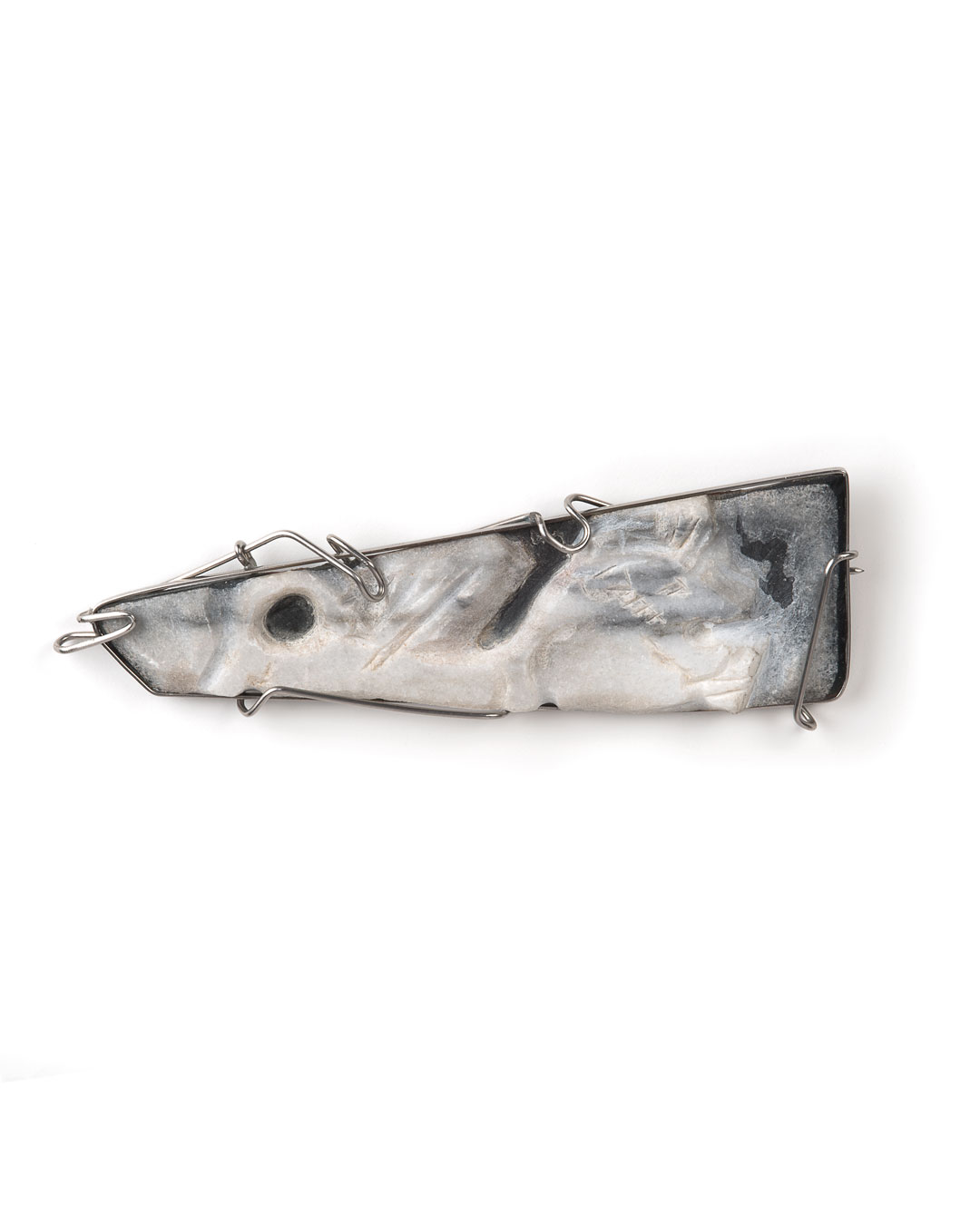 Rudolf Kocéa, Target Lion, 2019, brooch; nephrite, marble, stainless steel, 170 x 58 x 20 mm, €2200