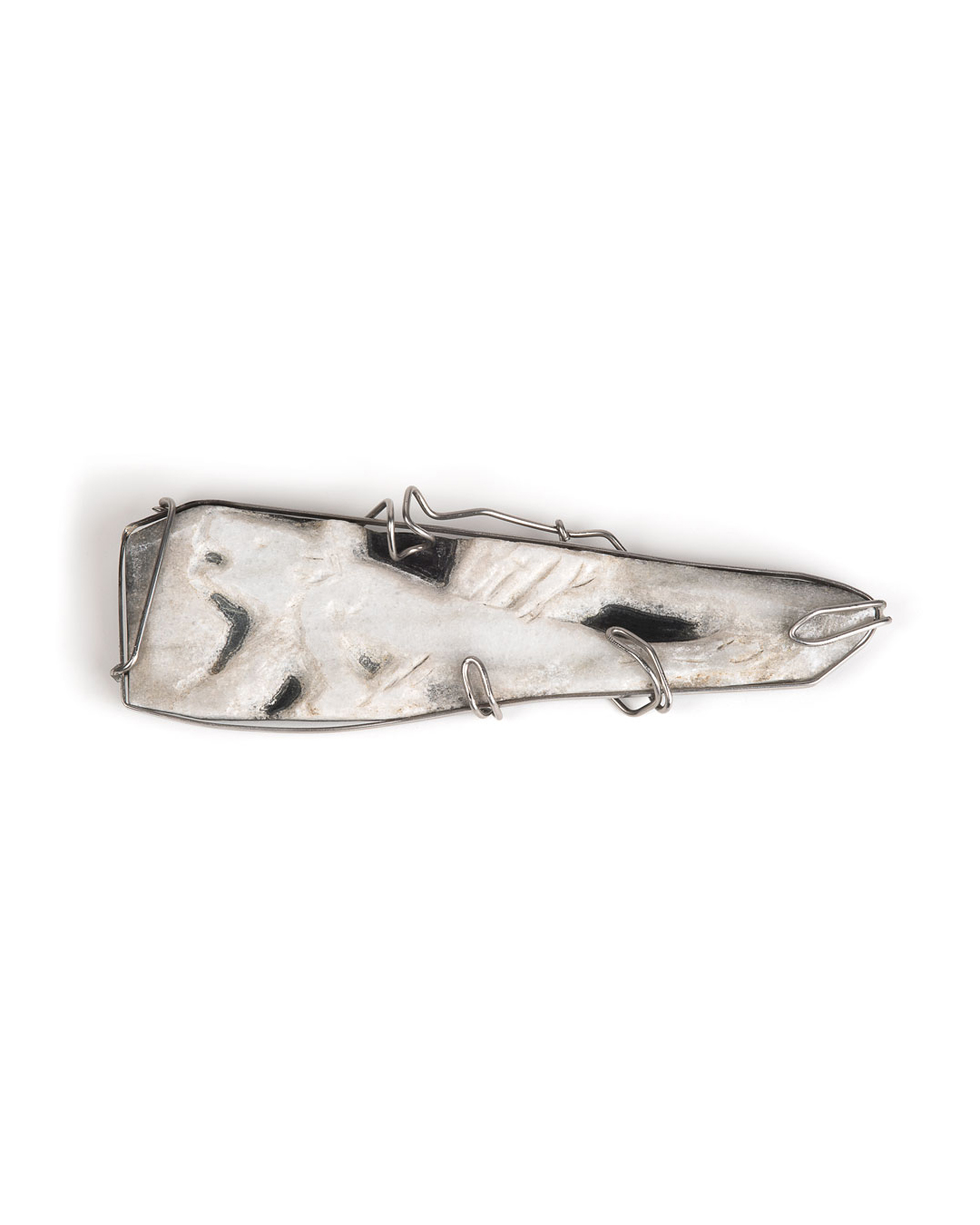 Rudolf Kocéa, Target Lioness, 2019, brooch; nephrite, marble, stainless steel, 165 x 55 x 23 mm, €2200