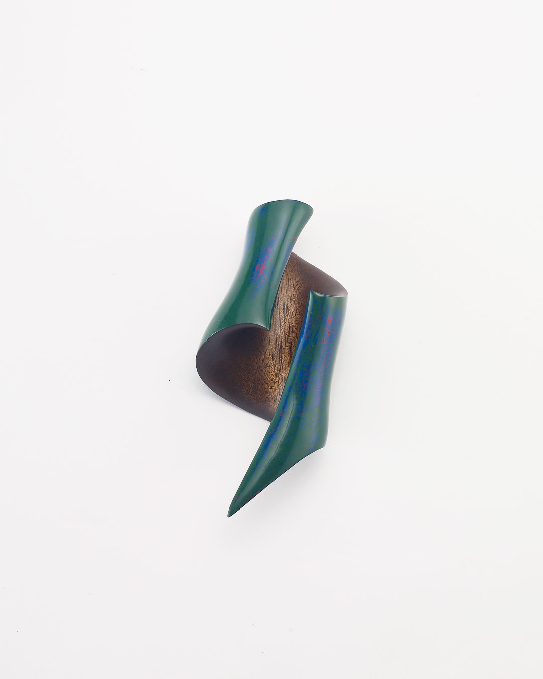 Joo Hyung Park, Confluence 5, 2018, brooch; Chinaberry wood, ottchil (lacquer), silver, 155 x 63 x 40 mm, €975