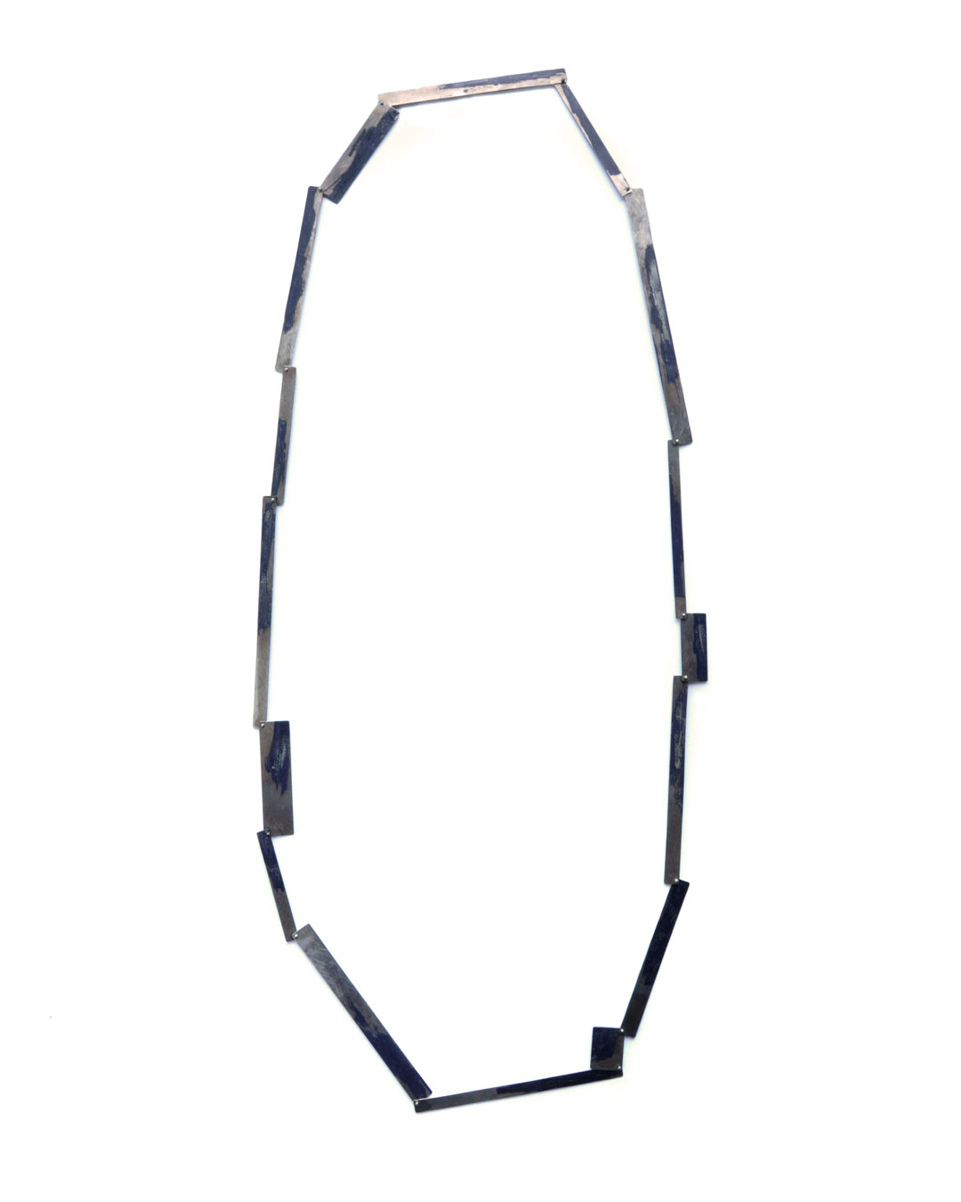 Graziano Visintin, zonder titel, 2000, halssieraad; witgoud, niello, 420 x 120 mm, prijs op aanvraag