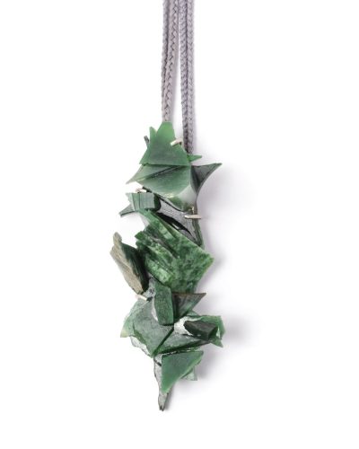 Lisa Walker, zonder titel, 2020, hanger; pounamu (Nieuw-Zeelandse jade), zilver, koord, €4360