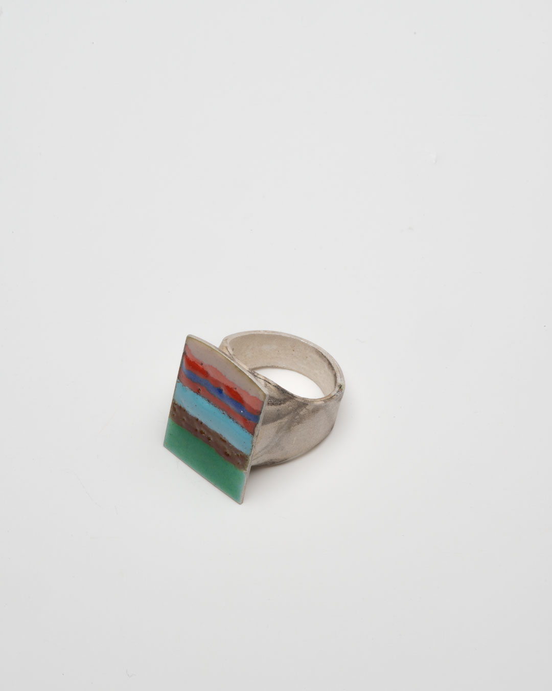 Aaron Decker, Gestreepte Badge, 2018, ring; email, koper, zilver, €1000