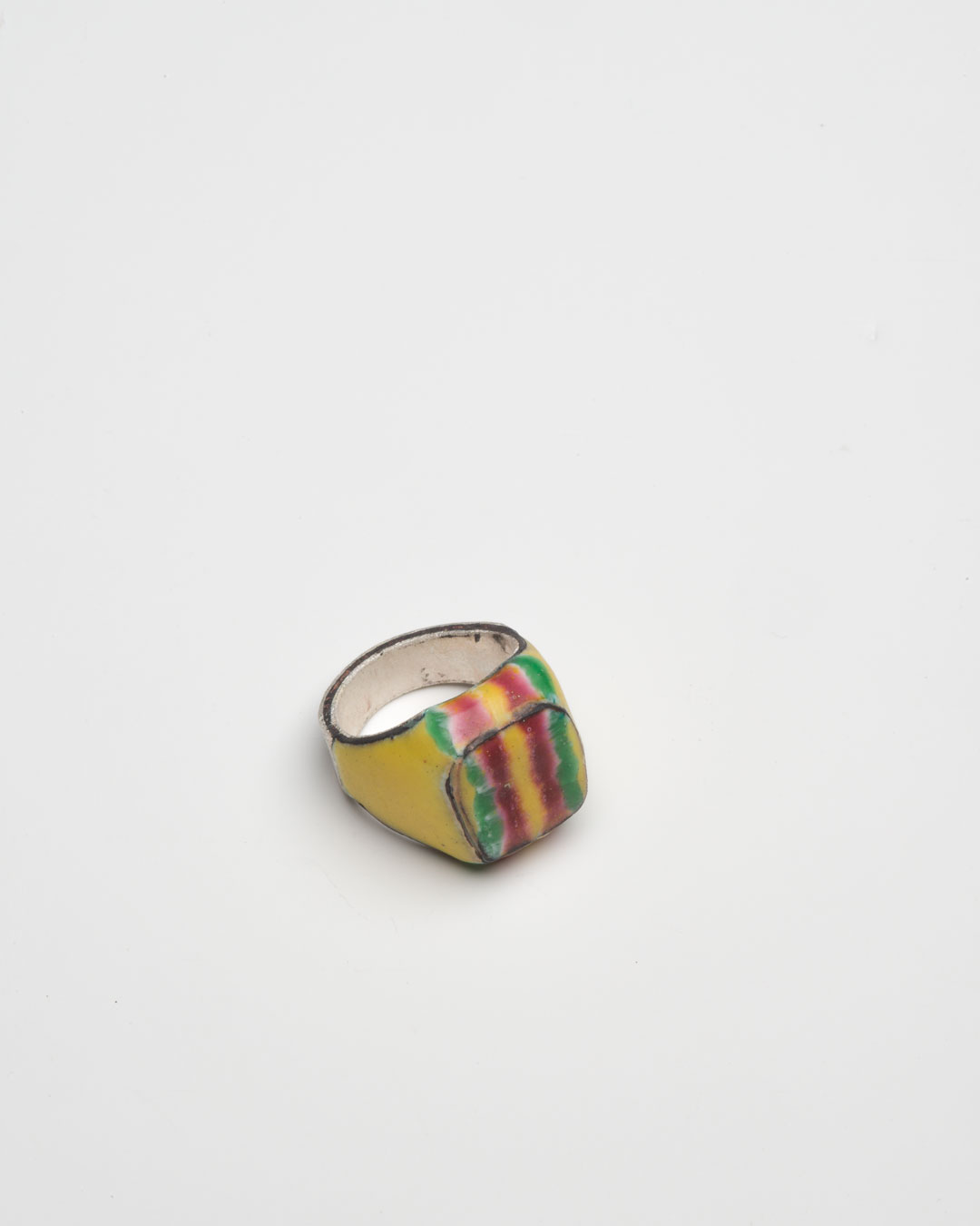 Aaron Decker, Strepen, 2018, ring; emaille, koper, zilver 25 x 21 x 18 mm, €1000
