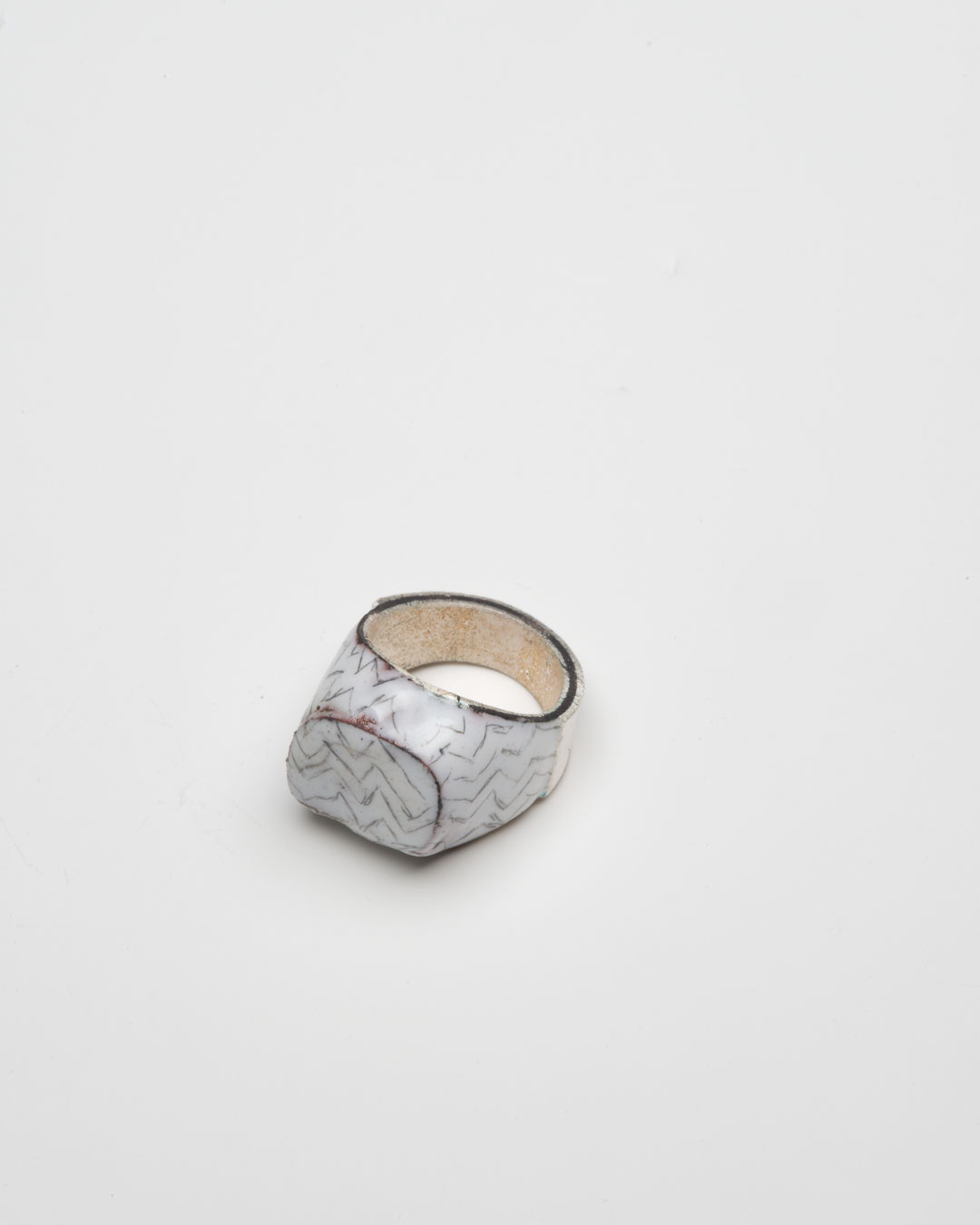 Aaron Decker, Charlie, 2018, ring; email, koper, zilver, €1000