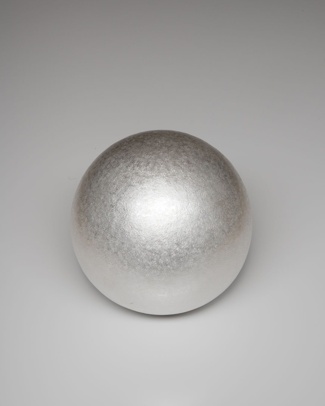 David Huycke, White Moon, 2012, object; zilver 925/1000 - 723 gram, 165 x 165 x 165 mm, €4500 (afbeelding 1 van 2)