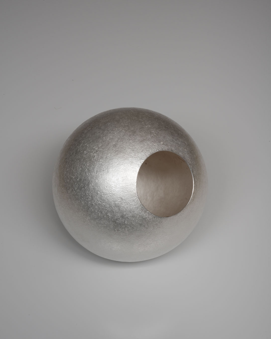 David Huycke, White Moon, 2012, object; silver 925/1000 - 723 gram, 165 x 165 x 165 mm, €4500 (image 2 of 2)