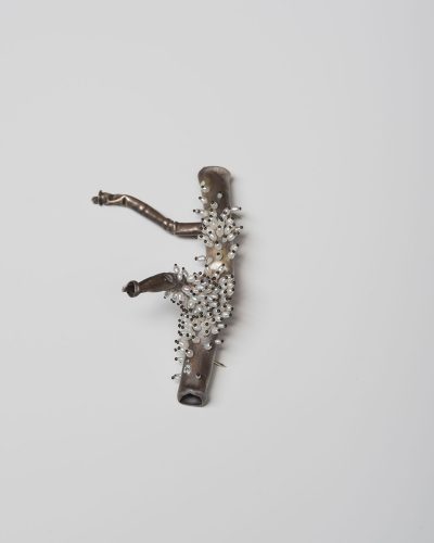 Sam Tho Duong, A&T, 2019, broche; zilver, zoetwaterparels, nylon, €1260