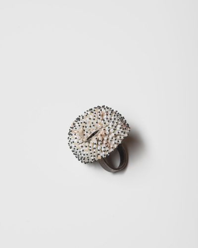 Sam Tho Duong, Look, 2019, ring; zilver, zoetwaterparels, nylon €1940