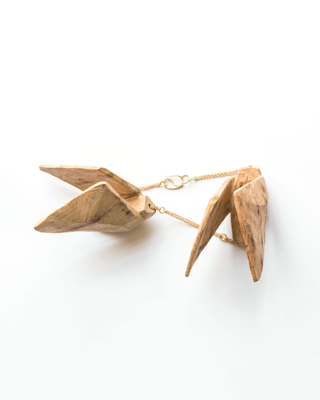 Dorothea Prühl, necklace, Two Large Birds, 2020, elm wood and gold, price on request