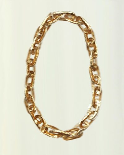 Katie Gibbon, Gold Leaf Chain, 2020, halssieraad; bladgoud 170 x 130 x 15 mm