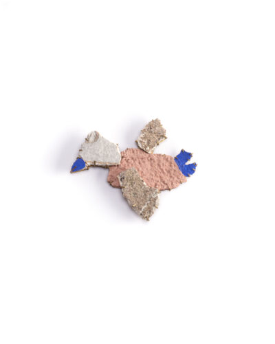 Juliette Même, Peace of Wall, 2020, brooch; pieces of wall from Strasbourg, brass, 60 x 45 x 5 mm