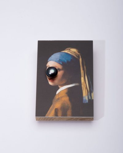 Herman Hermsen, Girl with a Very Big Black Pearl Nose Piercing, 2016, brooch, print on aluminium, wood, freshwater pearl - Afbeelding 2