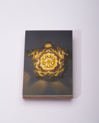 Herman Hermsen, On the Wall, brooch, print on aluminium, wood, zirconia - Afbeelding 2