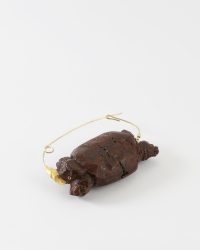 Juliane Brandes, der Künstler, brooch, 2022